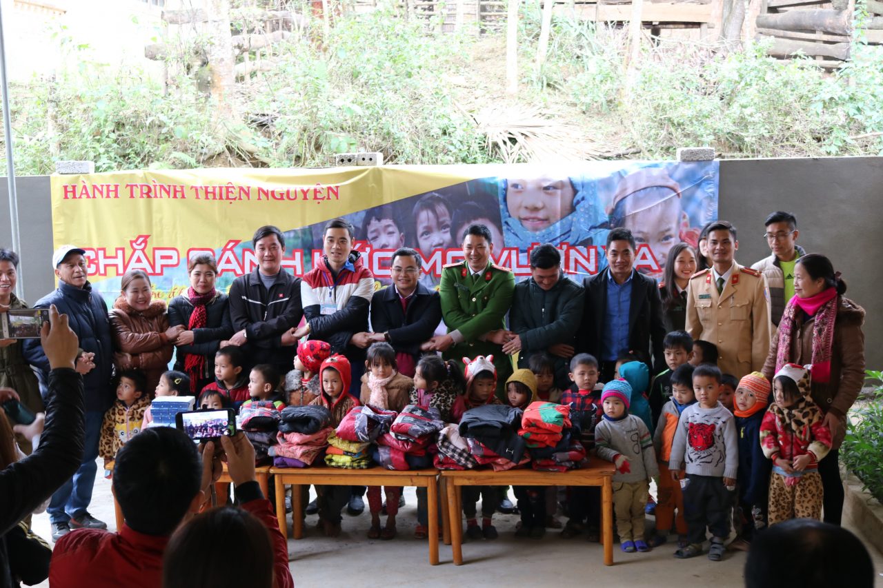 Chương trình thiện nguyện - Aó ấm vùng cao cho các em nhỏ Tại Huyện Con Cuông - Nghệ An